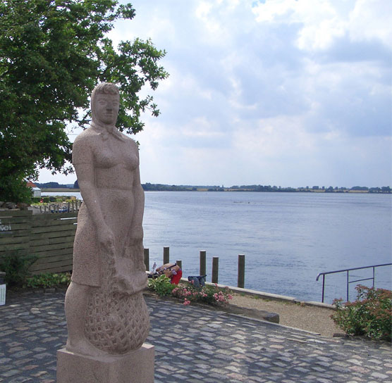 Amanda fra Kerteminde, statue